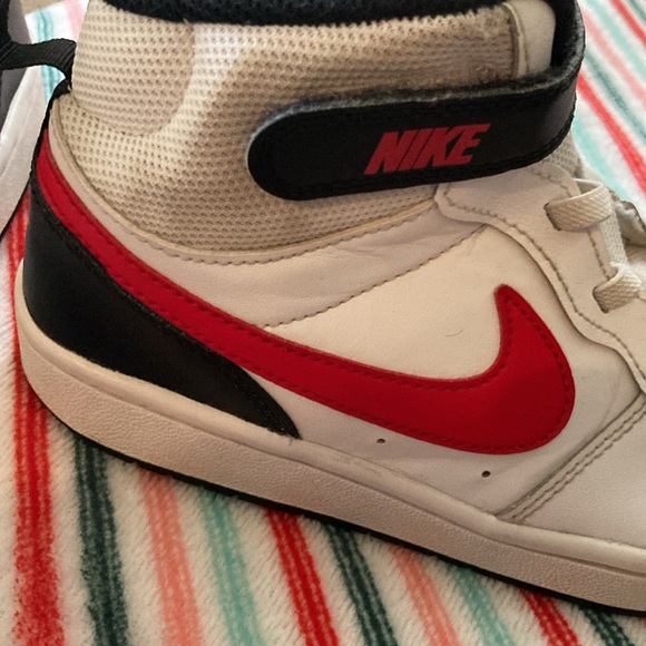 Like new Nike Shoes (all day play ) Size 2.5 y Court Borough Mid 2 for kids . - Picture 10 of 10